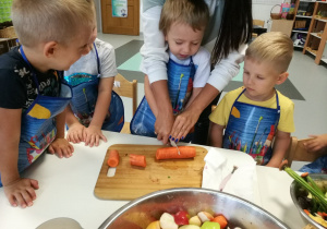Dzieci kroją warzywa2
